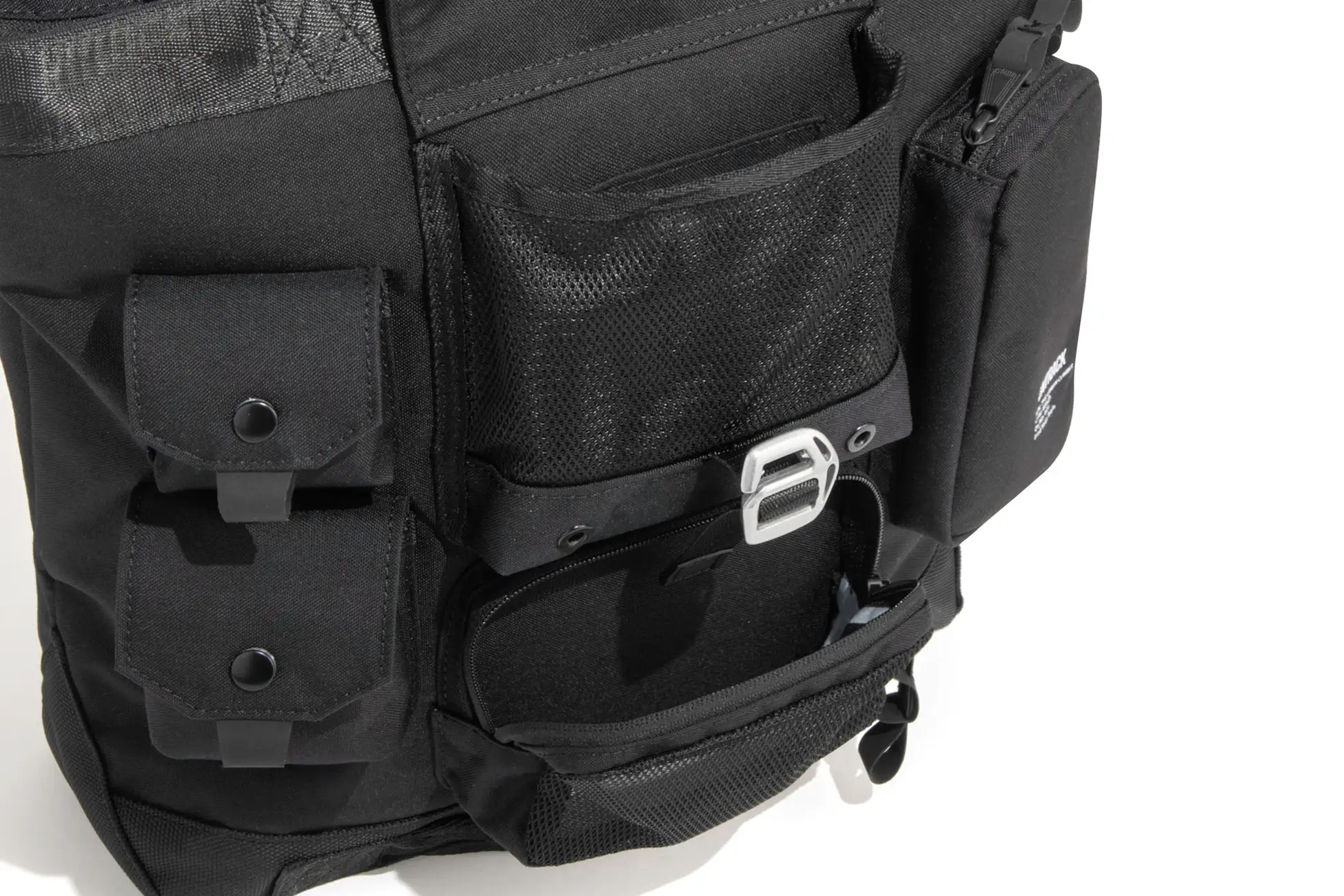 UNTRACK」より、ハンティングジャケットのポケットワークを取り入れた
