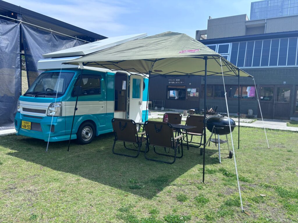 【愛知県一宮市】まるで秘密基地。キャンピングカーで過ごす“日帰りBBQサイト”が5月1日オープン｜泊まらなくても味わえる、1日2組限定のキャンピングカー貸切BBQ体験