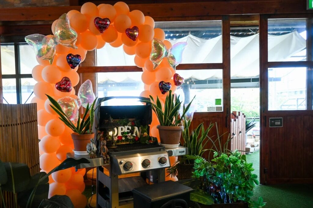 【愛知県名古屋市・屋内BBQ】父の日に"ありがとう"を伝えよう。家族3名以上でプレゼントとお花を無料でご用意。父の日キャンペーン、6月14日～21日開催