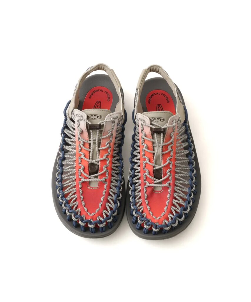 「atmos」が「KEEN」を代表するモデル『UNEEK』の別注デザイン”Akafuji“を発売