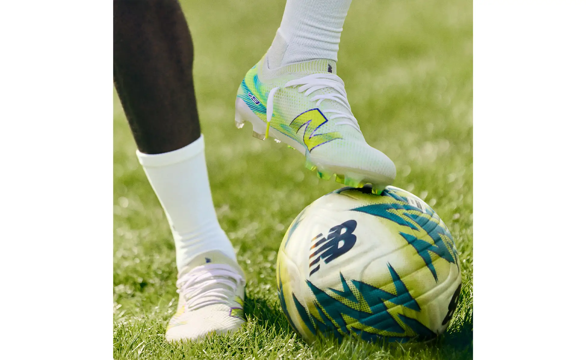 圧倒的な軽さが特徴のストライカー向けスピードモデル「FURON（フューロン）」がv9にアップデート ニューバランス最軽量スパイクがより高いフィット感を実現し登場