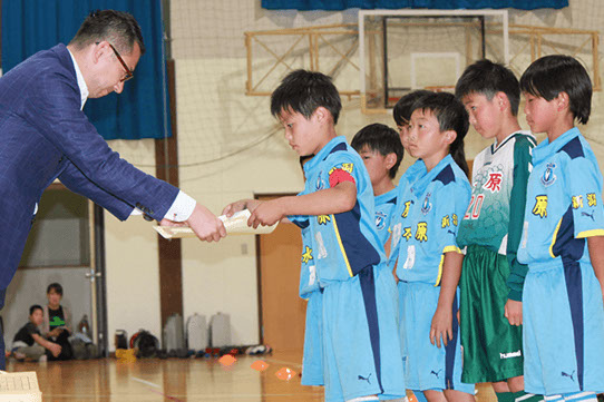 閉会式で表彰される水原サッカー少年団Ａの選手たち